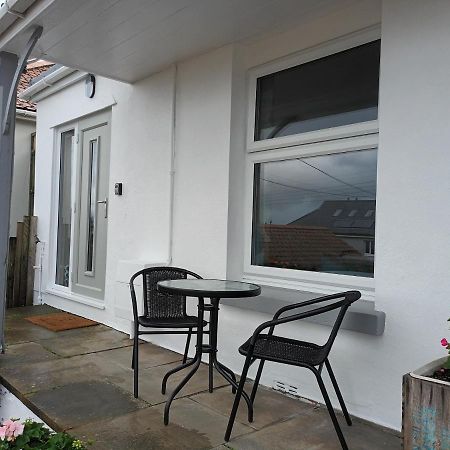 Contemporary One Bed Studio. Sea Views And Parking Уестуърд Хоу Екстериор снимка