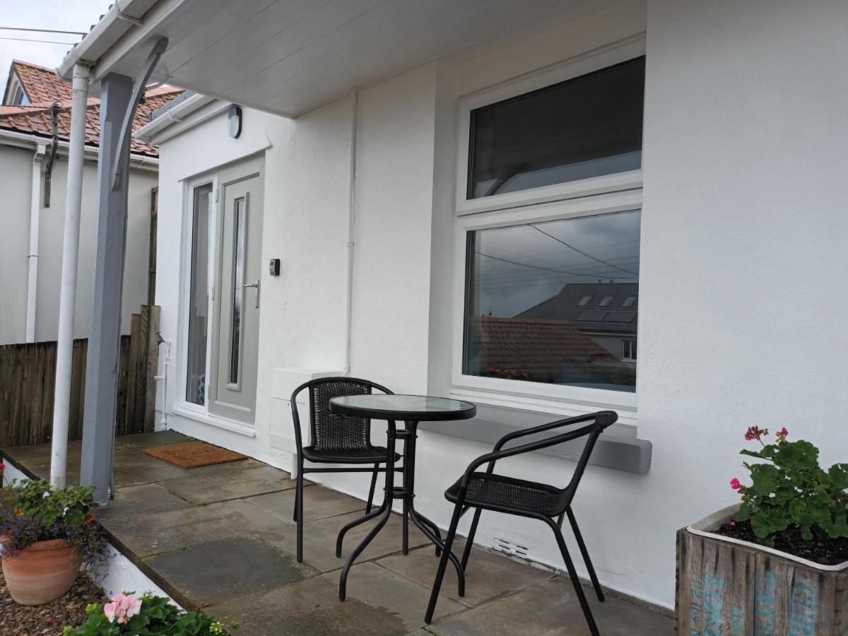 Contemporary One Bed Studio. Sea Views And Parking Уестуърд Хоу Екстериор снимка